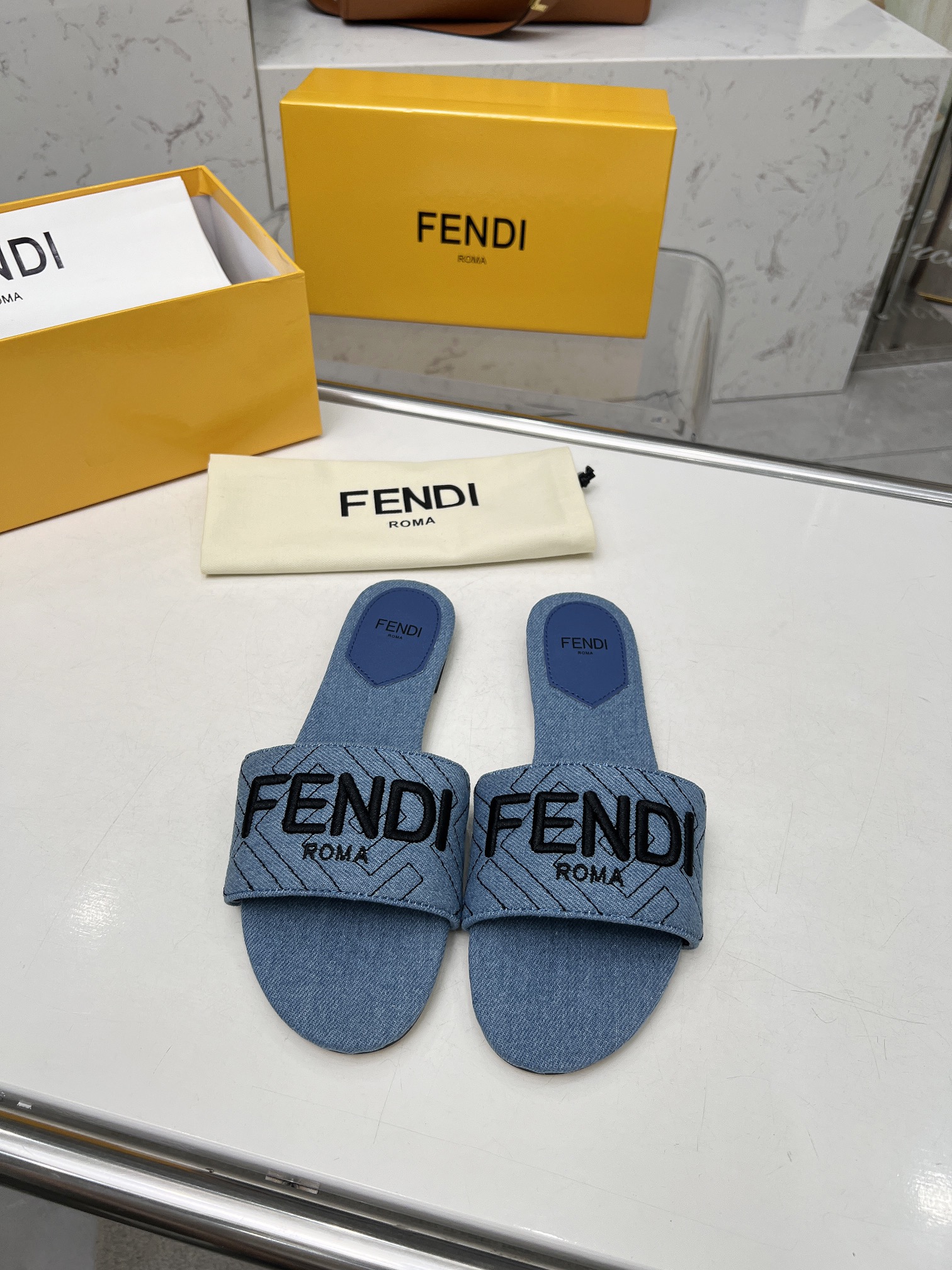 2025 Fendi 女拖鞋 0702